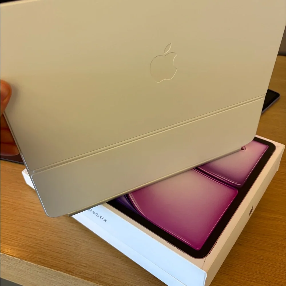 Like-New Apple Magic Keyboard for iPad Air 13-inch - Picture 6 of 8